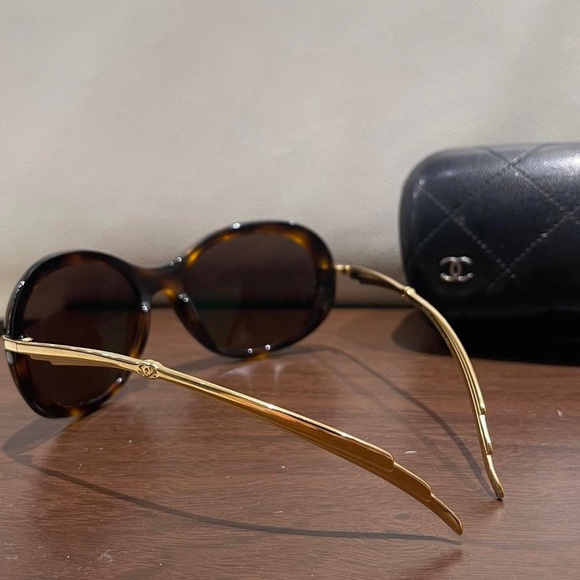 Authentic Chanel vintage tortoise sunglasses with gold rim - Picture 6 of 6